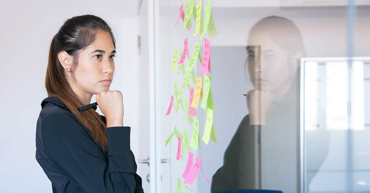 Mujer pensativa mirando las tareas a realizar