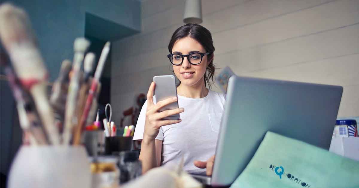 Mujer trabajando y mirando el teléfono