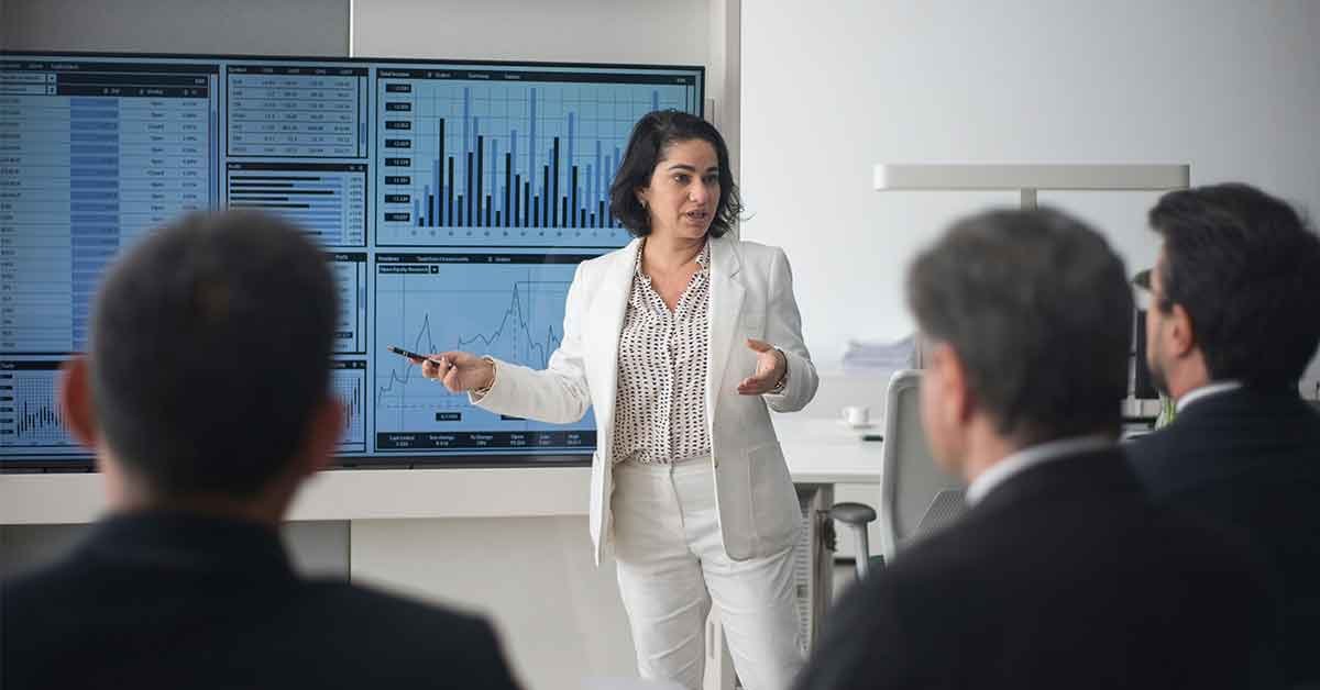 Mujer haciendo una presentación de un estudio de mercado realizado