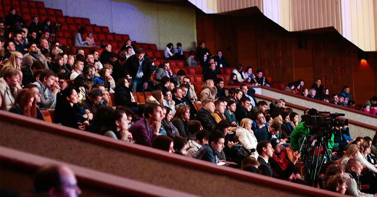 Personas en un evento de emprendimiento