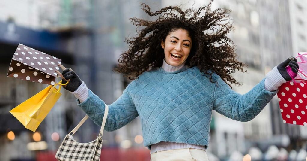 Mujer feliz tras haber comprado ropa