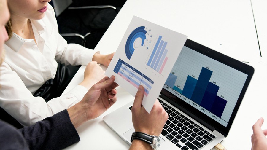 habilidades-como-emprendedor-conseguir-exito 2 personas organizando y planificando en su emprendimiento